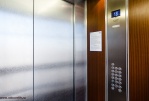 двери и панель управления обзорного лифта